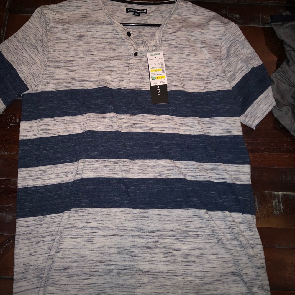 Gray and blue men’s shirt
